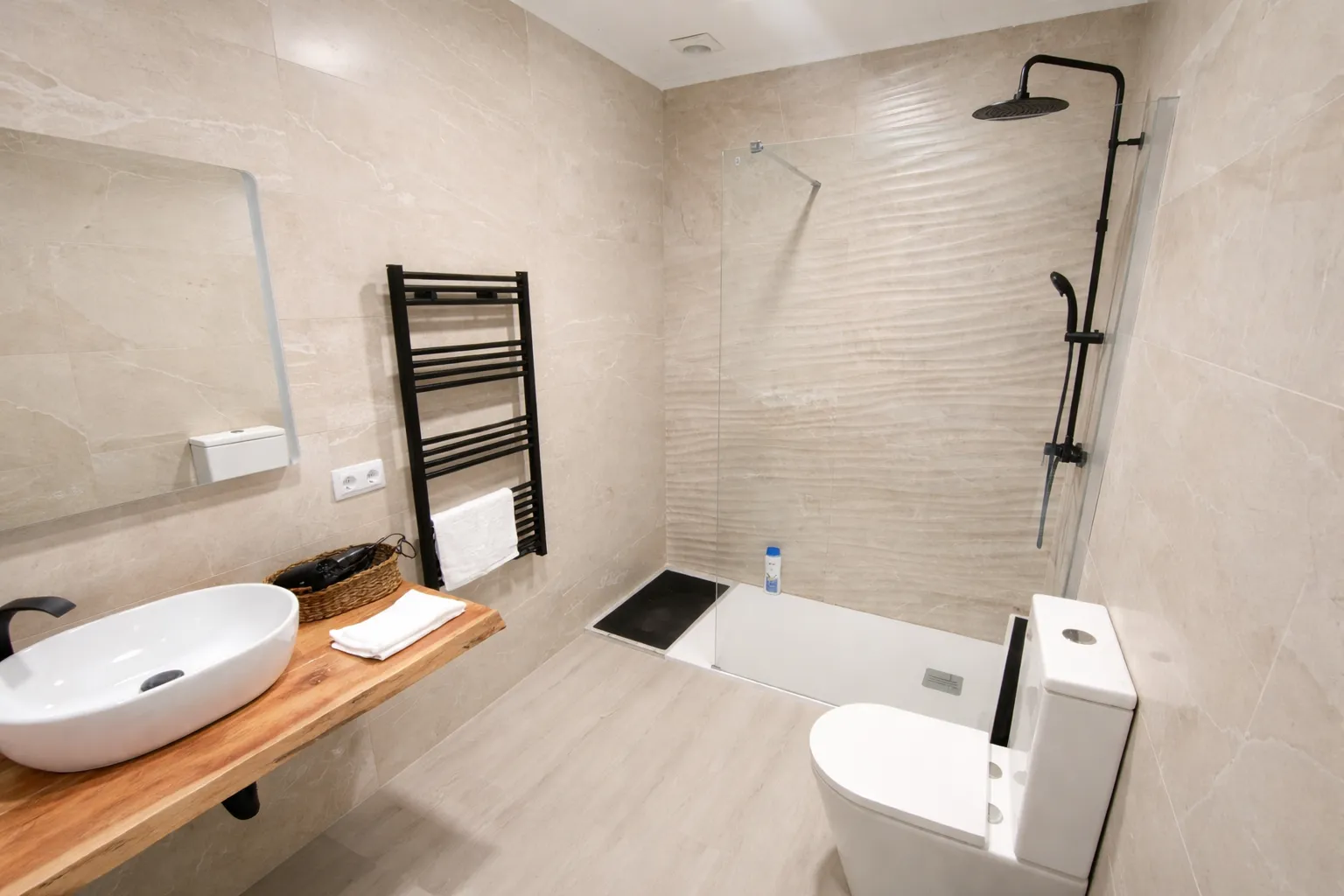 Segunda vista de un baño completo de la primera planta
