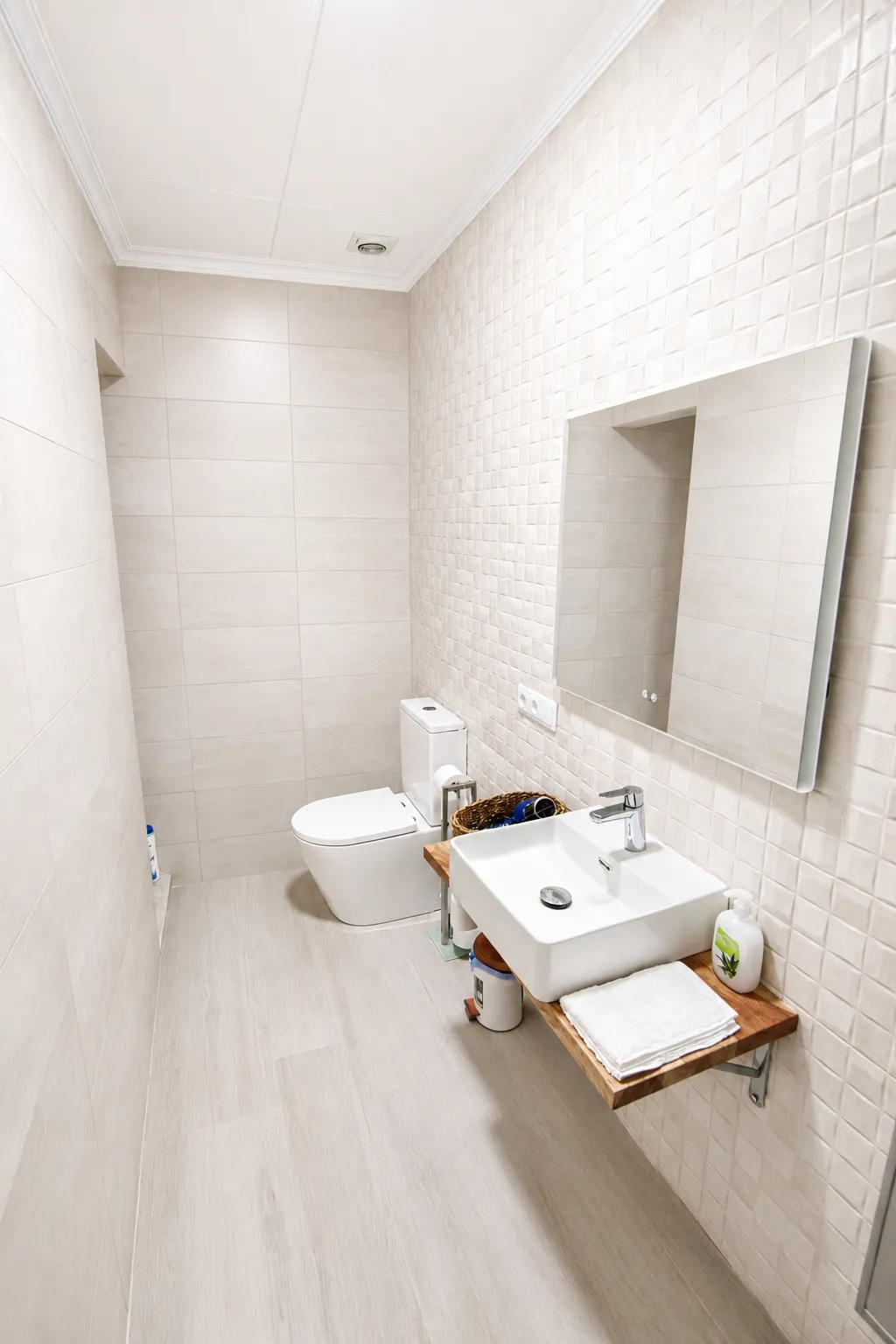 Lavabo y detalles de un baño de la primera planta