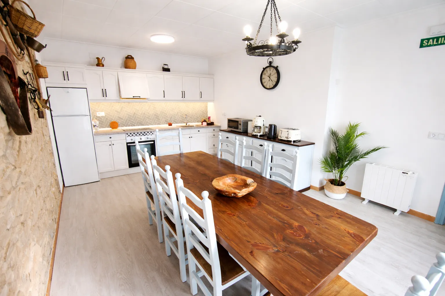 Otra vista de la cocina y el comedor