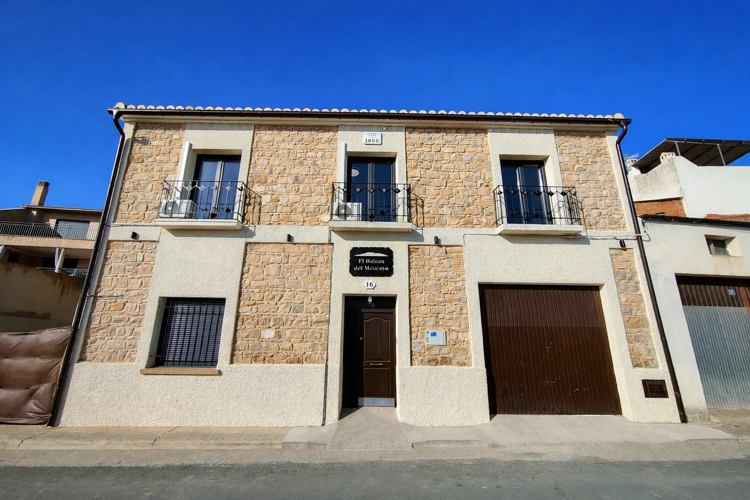 Fachada de piedra y cal de El Balcón del Moncayo en Fustiñana