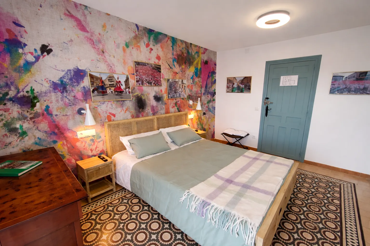 Habitación Chupinazo con ambiente festivo