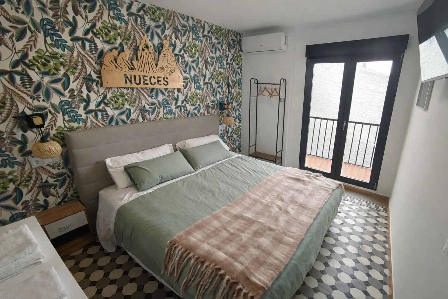 Habitación Nueces con cabecero vegetal, televisión y balcón