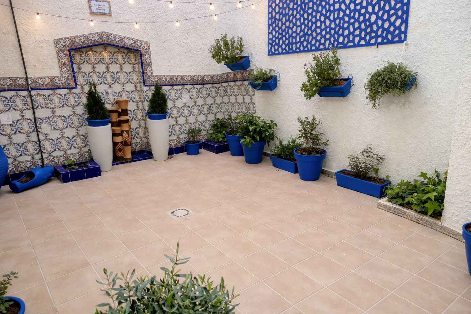Rincón del patio andaluz con plantas de pared y azulejos