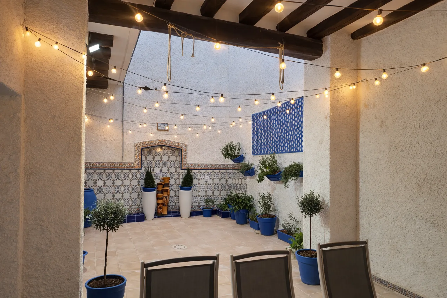 Patio interior de la casa rural con luz natural